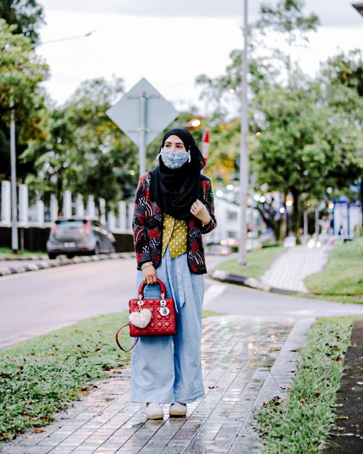 Abang Sazel Aspihan…tahu tak apa beza abang dengan hujan?….hujan jatuh ke bu…