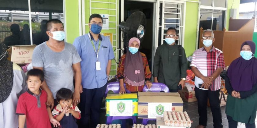 Penyerahan DBKU Cares Kit kepada keluarga mangsa kebakaran rumah di Kampung Sg. …