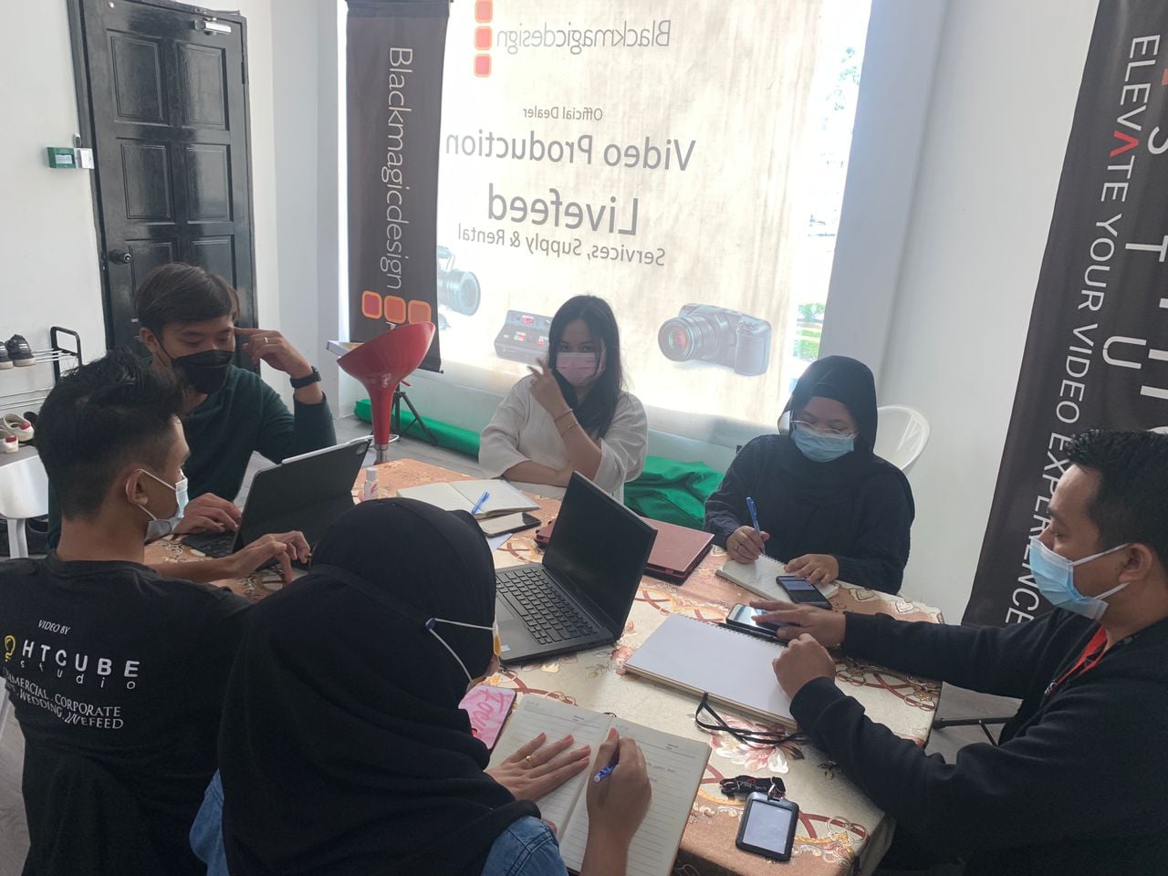 Sesi perbincangan projek terbaru Lightcube studio bersama intern

Ready to work …