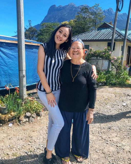 Pui Ungan and I facing the Mount Kinabalu cold breeze with a smile. Look at her …