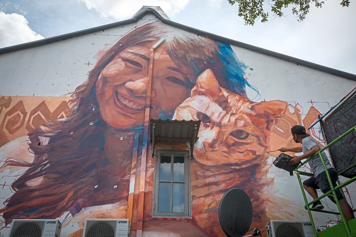 Kuching finally gets cat on a wall