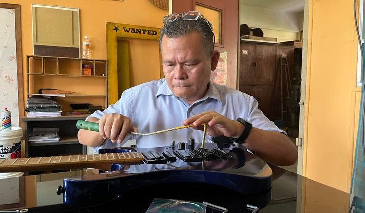 Kalau part baiki gitar ni kita serah pada sir la..