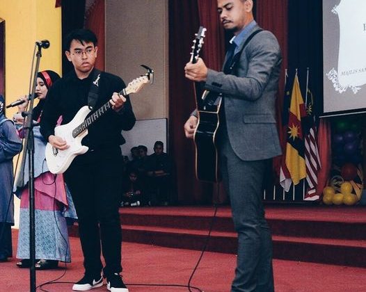 my husbund n music  memang tidak dpt dipisahkan.. husbund slalu cakap gitar tu w…