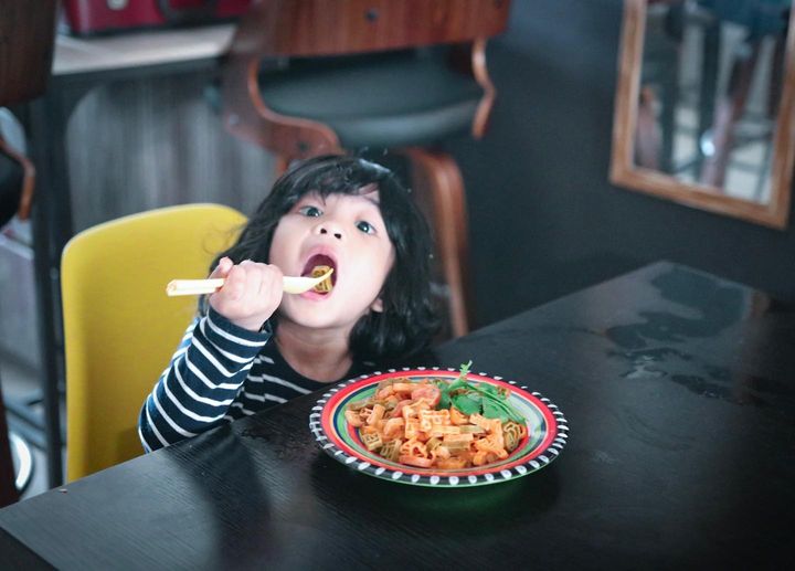 sambil makan sambil nyanyi abc song… hmmmnn dapnya …dapnyaa….Abc pasta.. b…