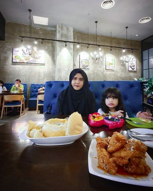 Seronoknya tengok si rambut lebat berselera makan.. ..tahun ni dah umur 4 tahun …