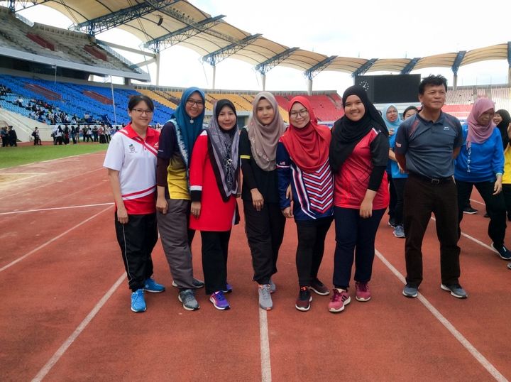 Ya beda budu..team kami dapat nombor 2 dlm acara larian bergantian utk guru..Dah…